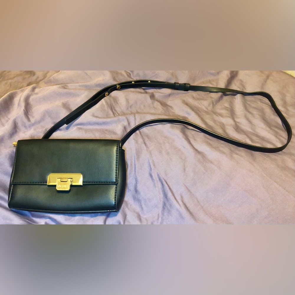 BNWOT Aldo Elegant Black Crossbody With Gold Accent Hardware - Picture 2 of 16